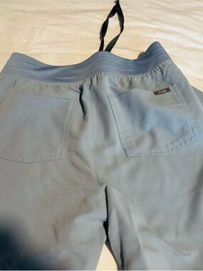 Figs Men’s Light Blue Jogger-Style Scrub Pants